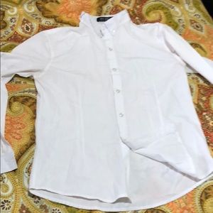 Fitted white buttoned down shirt